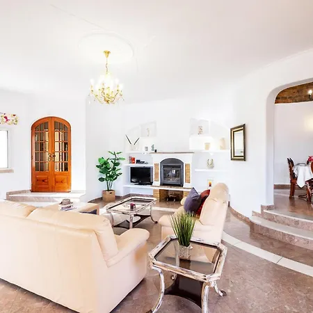 Holiday Home In Gale Near Golden Beaches فيلة